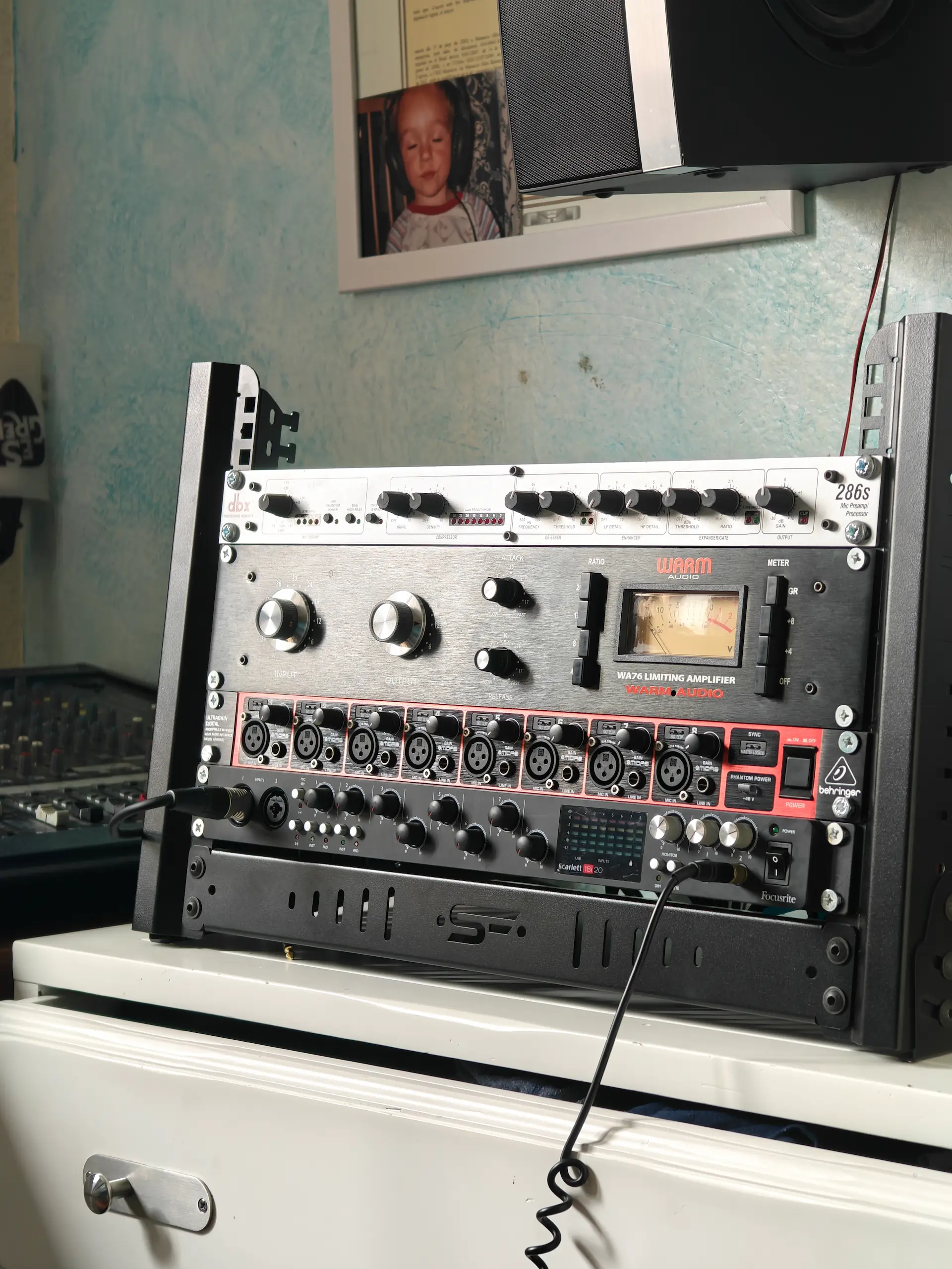 Equipo de audio profesional en el estudio mirma.wav